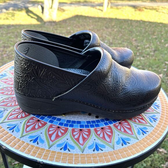 Dansko XP 2.0 Pro Clogs Womens 40 EU /  10 US Black Floral Tooled Leather  Shoes - Picture 3 of 11